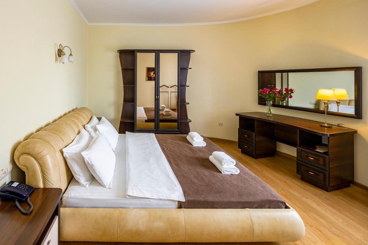 Hotel Galaktika Vynnyky Buitenkant foto
