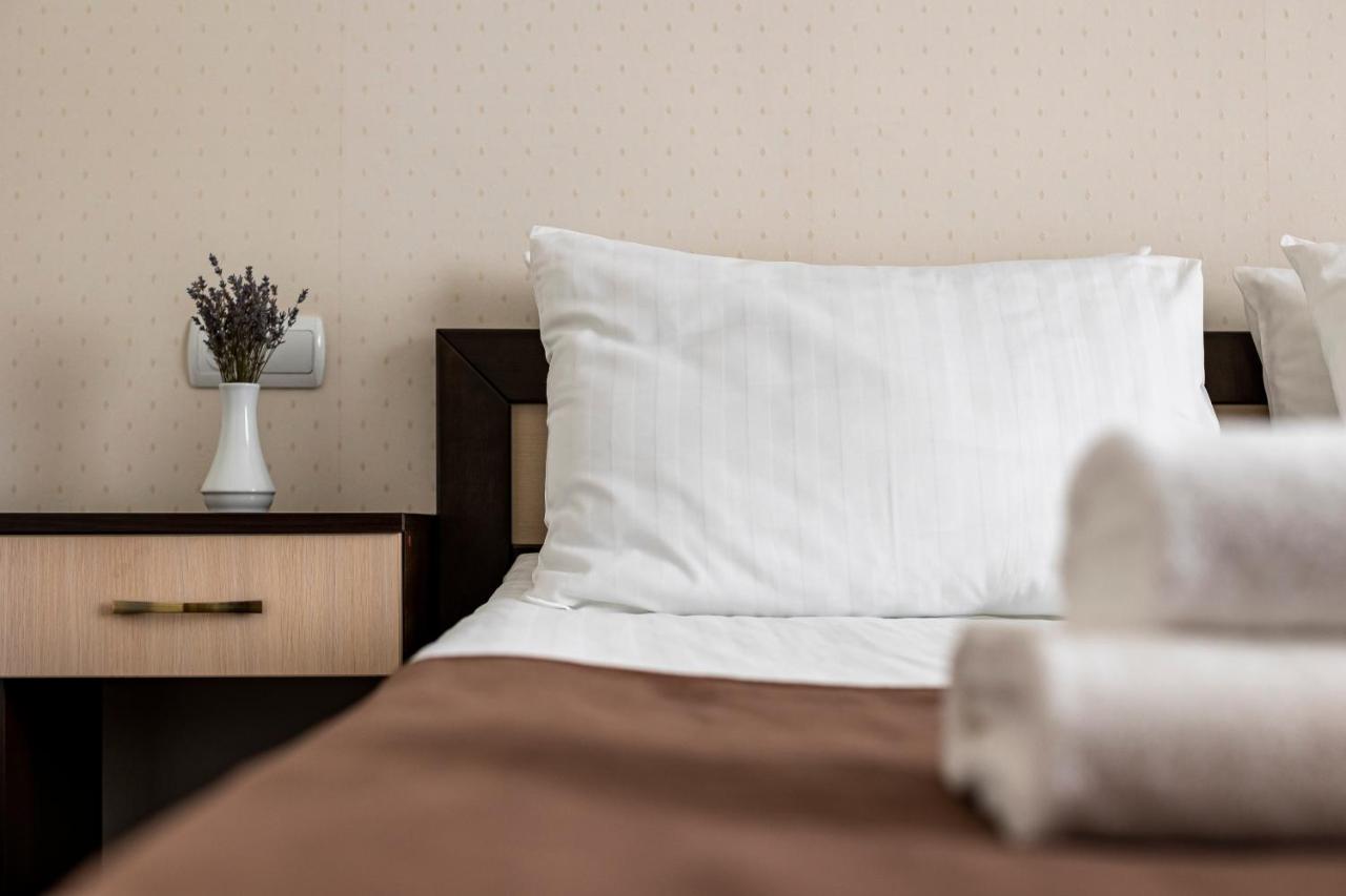 Hotel Galaktika Vynnyky Buitenkant foto