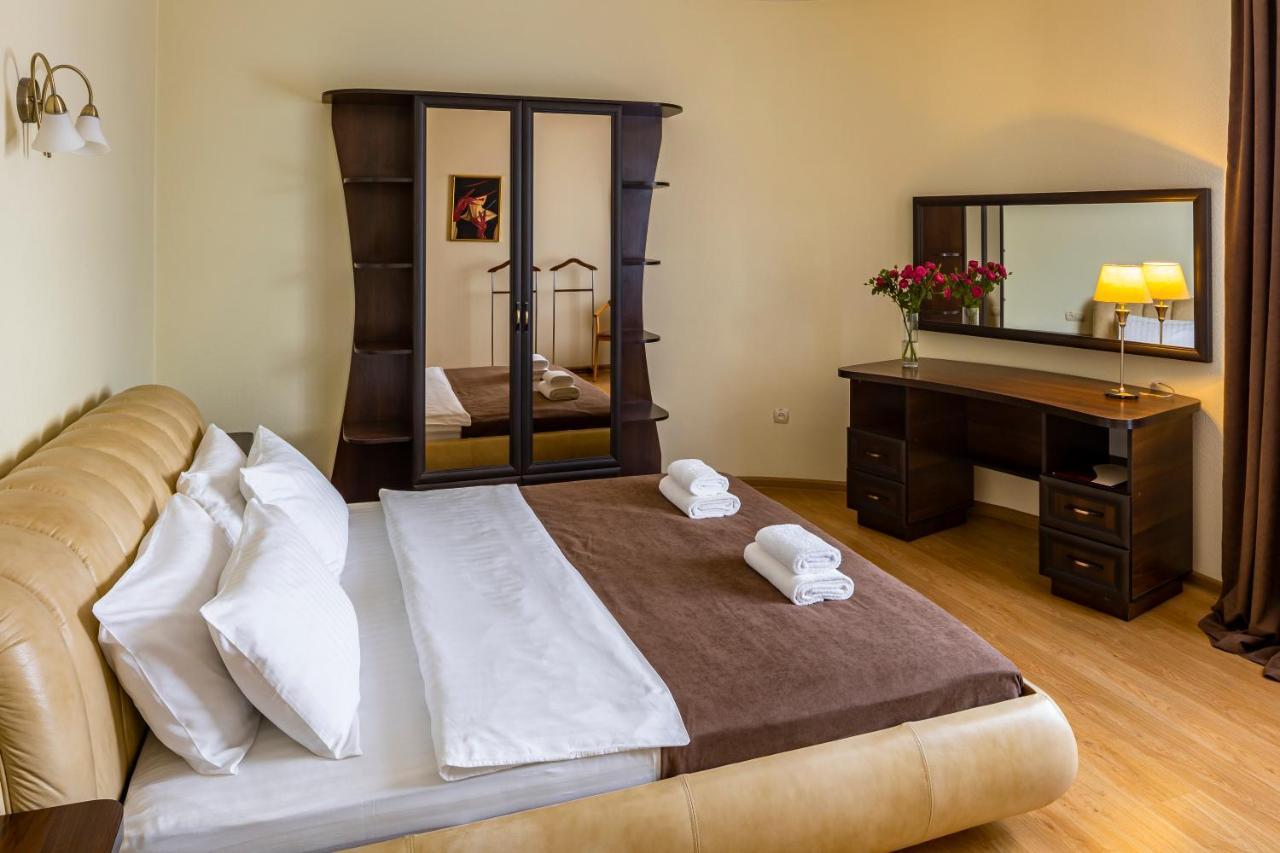 Hotel Galaktika Vynnyky Buitenkant foto