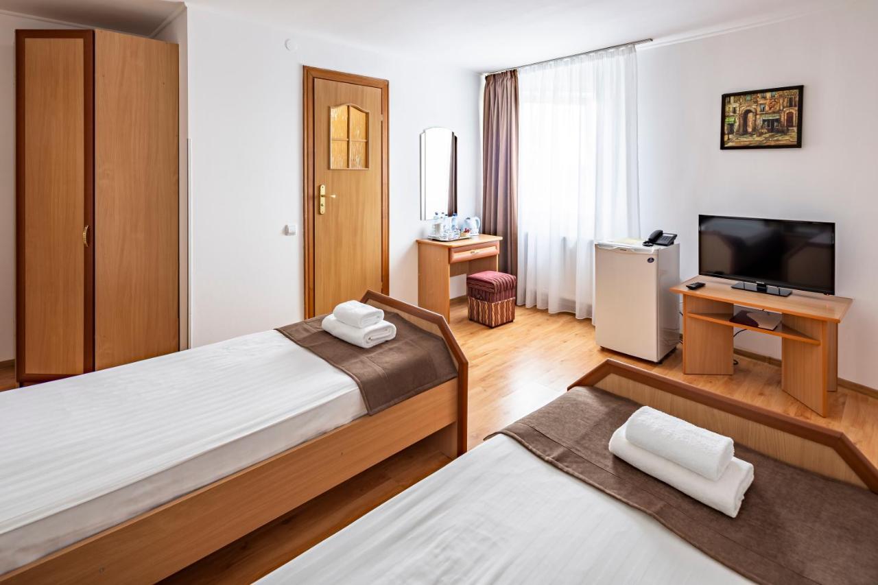 Hotel Galaktika Vynnyky Buitenkant foto