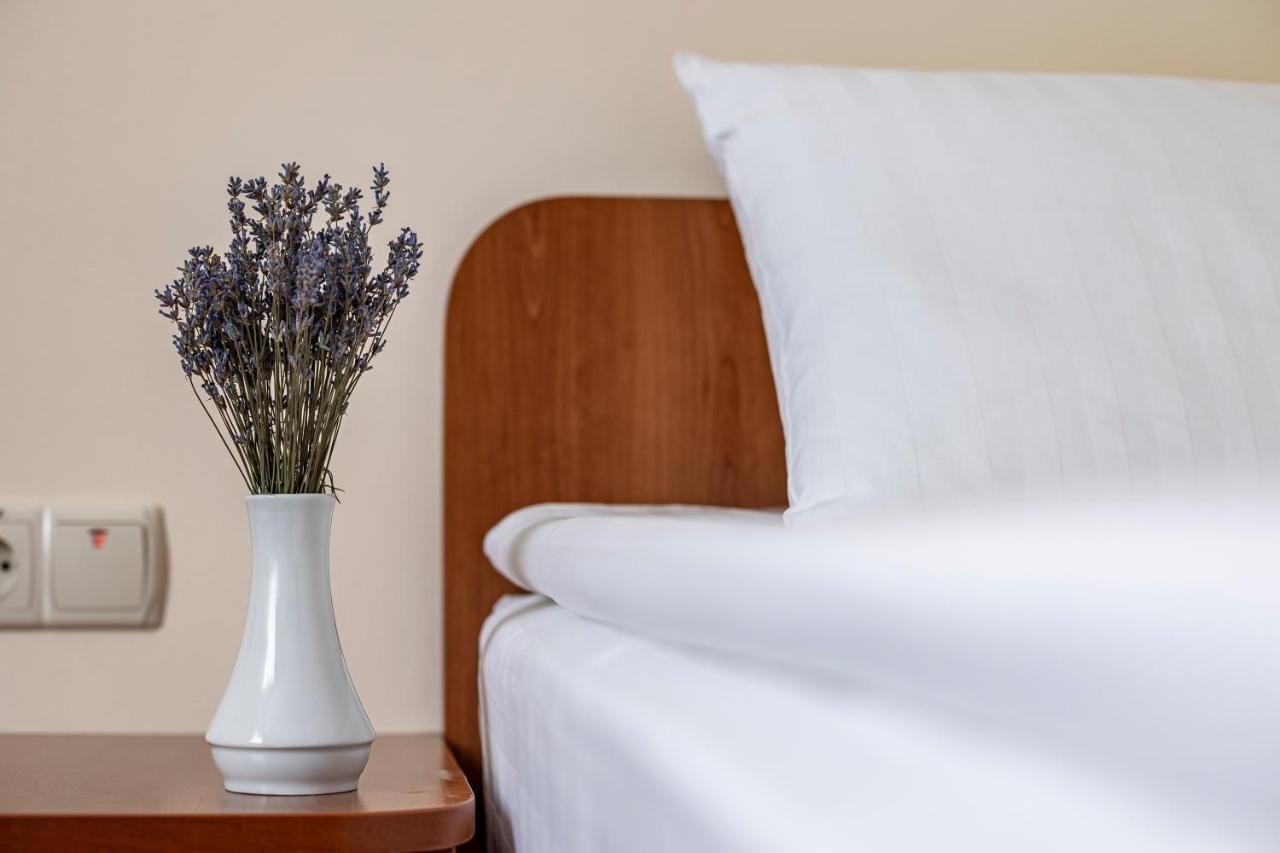 Hotel Galaktika Vynnyky Buitenkant foto