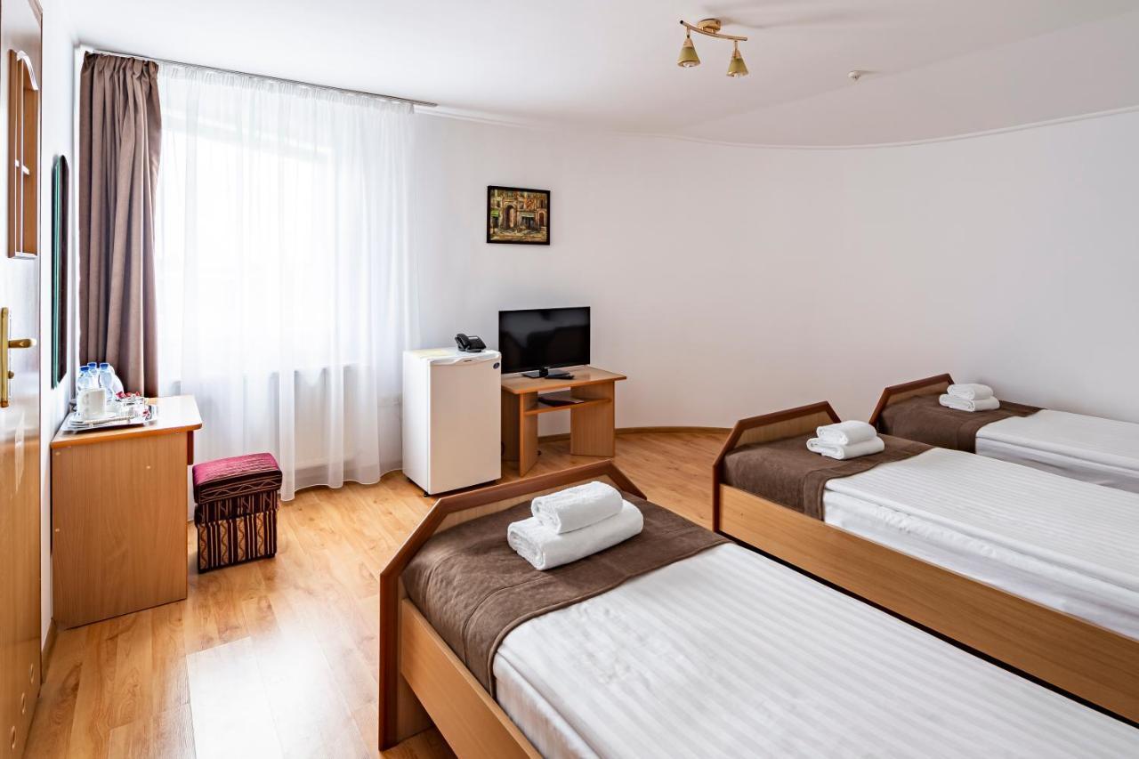 Hotel Galaktika Vynnyky Buitenkant foto