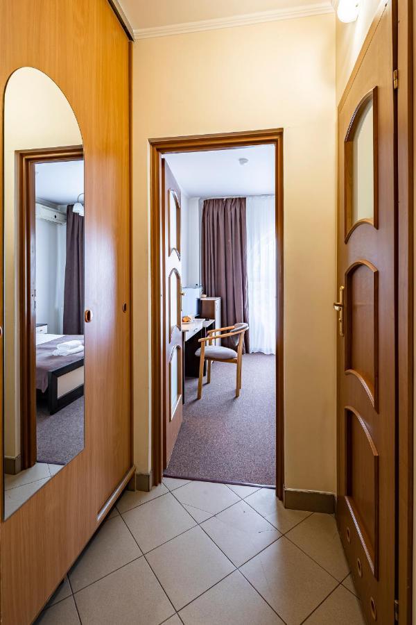 Hotel Galaktika Vynnyky Buitenkant foto