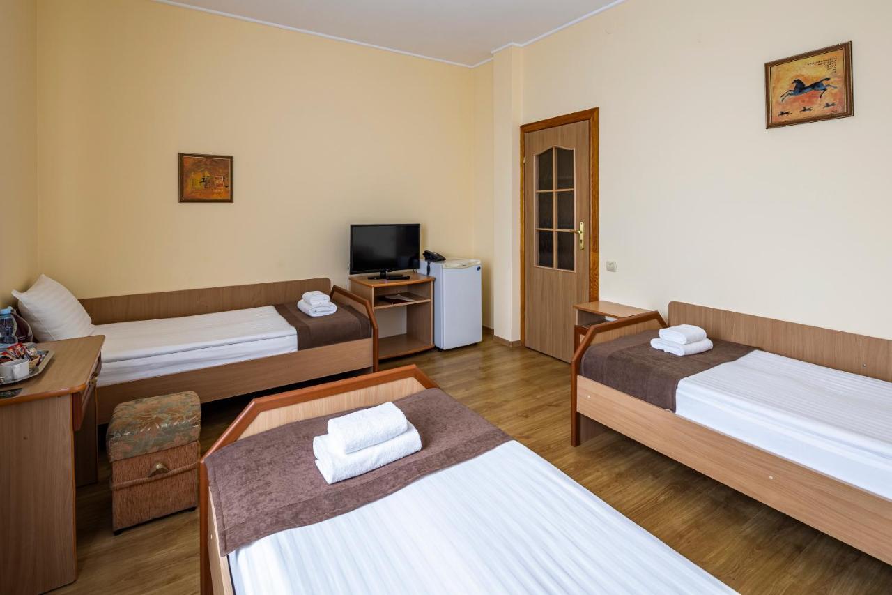 Hotel Galaktika Vynnyky Buitenkant foto