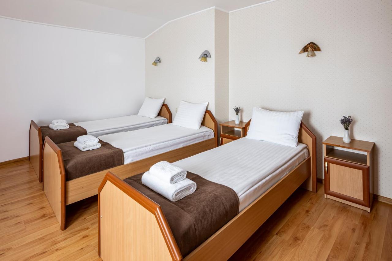 Hotel Galaktika Vynnyky Buitenkant foto