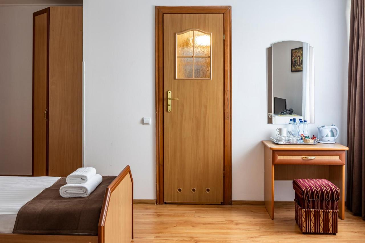 Hotel Galaktika Vynnyky Buitenkant foto