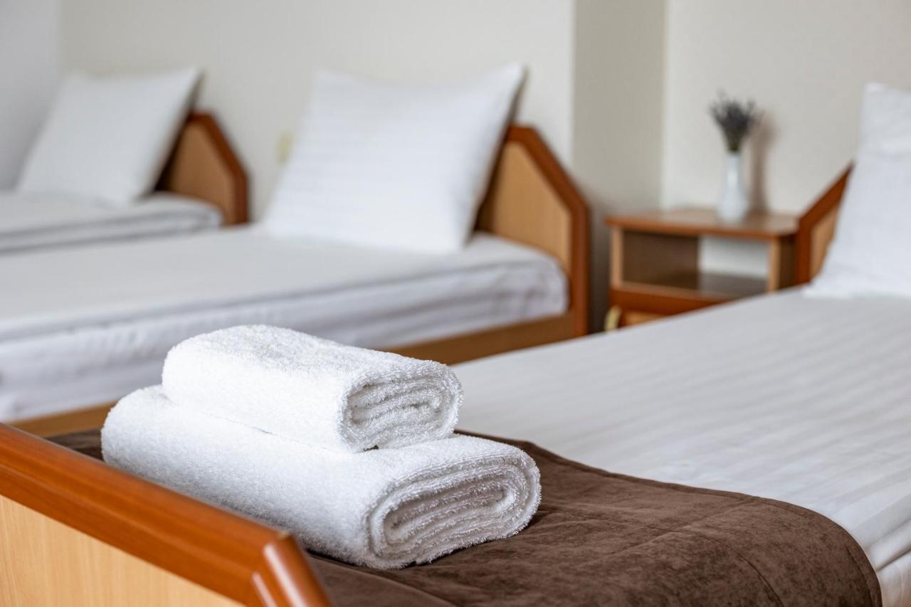 Hotel Galaktika Vynnyky Buitenkant foto